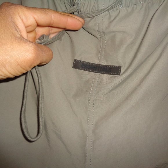 NWT ESSENTIALS FEAR OF GOD VOLLEY SHORTS HARVEST SIZE L / LARGE - Picture 4 of 6